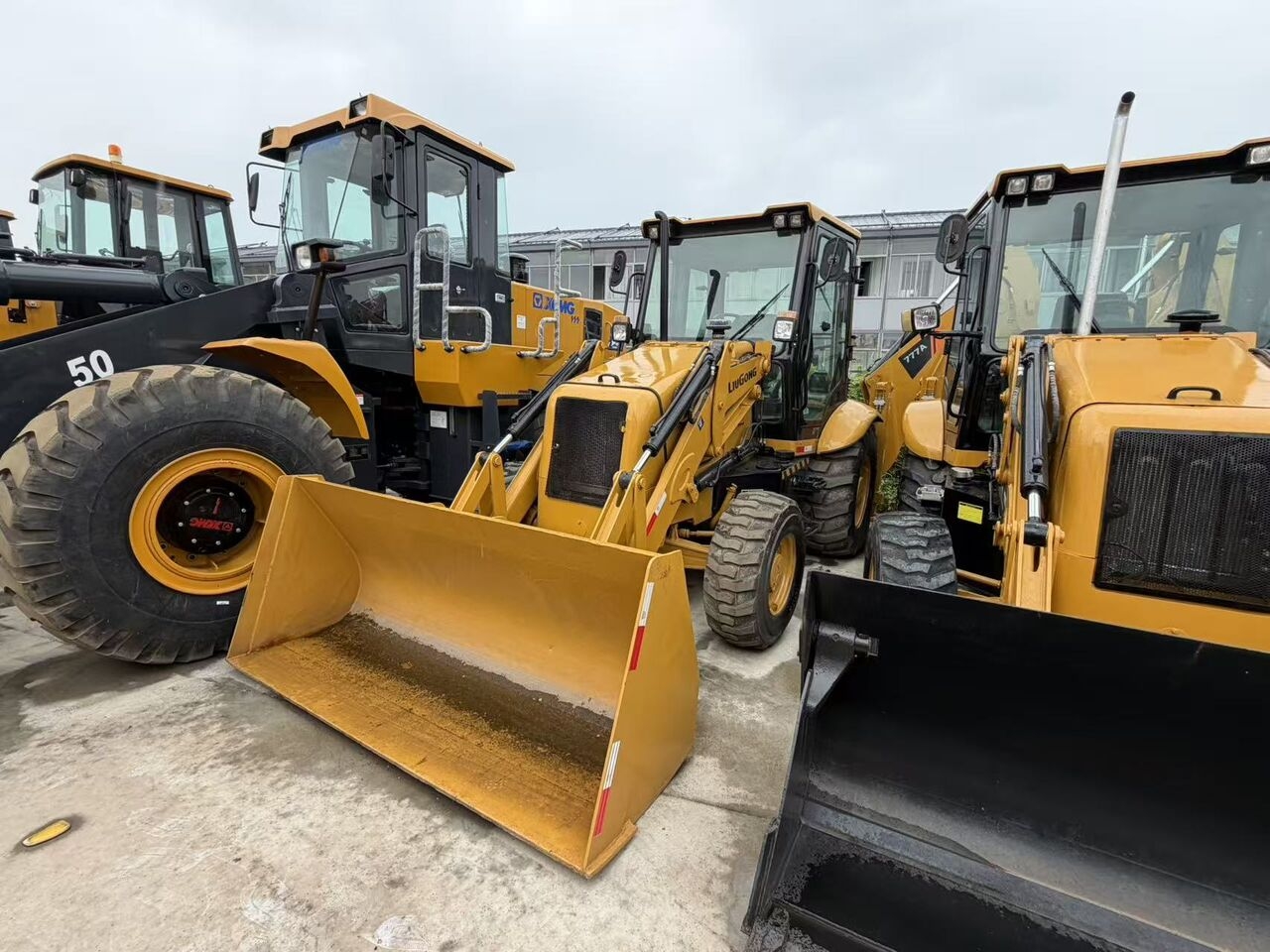 Backhoe loader LIUGONG 777A- Photo 3