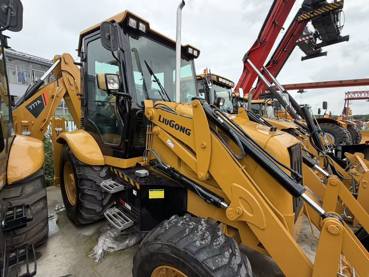 Backhoe loader LIUGONG 777A- Photo 5