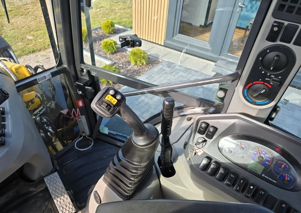 Backhoe loader New Holland- Photo 5