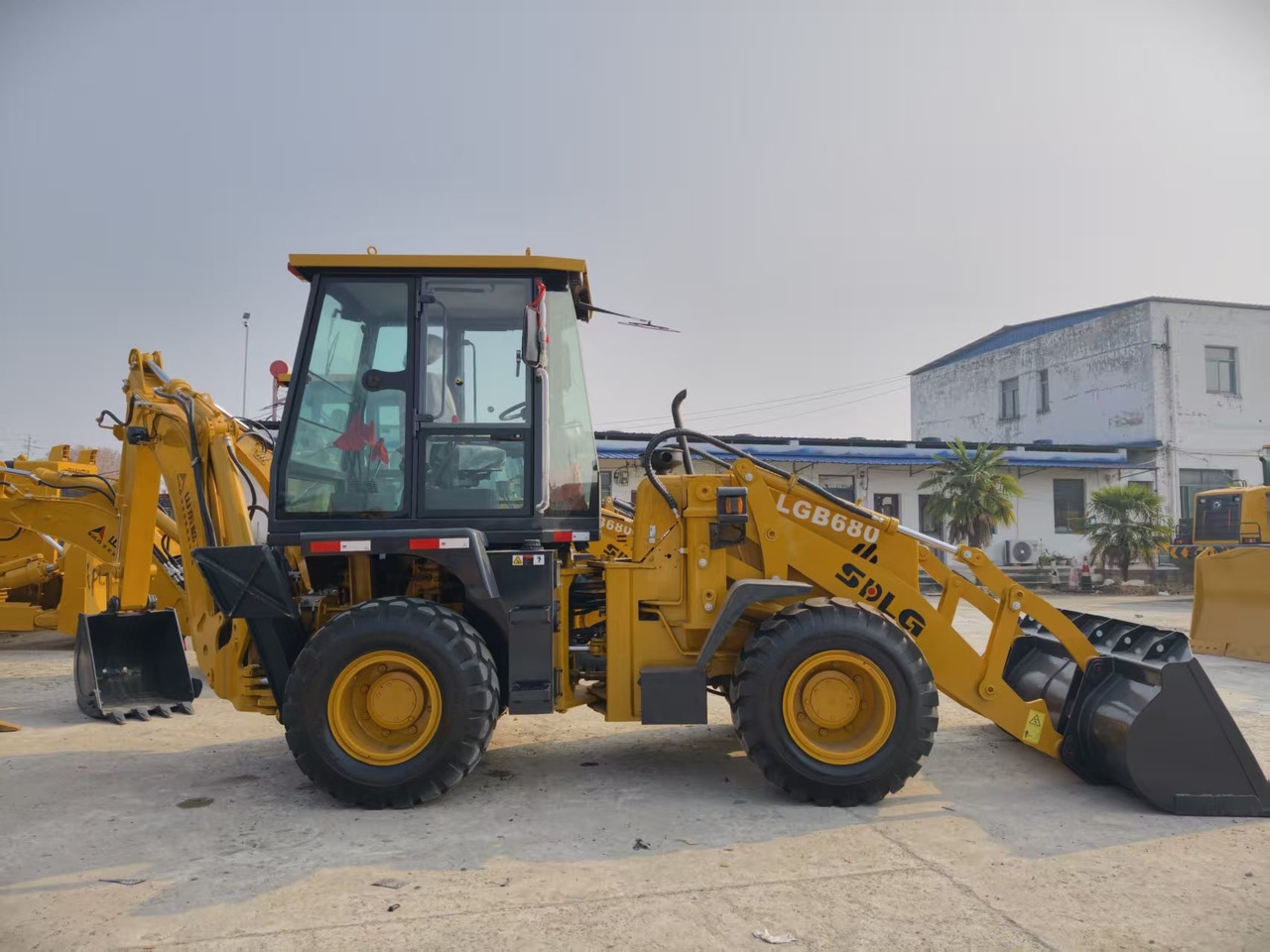 Koparko-ładowarka LGB680 LGB680- Photo 2