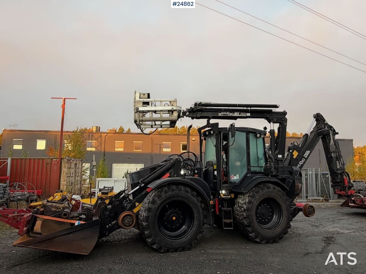 Baggerlader Huddig 1260B Traktorgraver m/ skinnehjul - 3 skuffer, tilt og mannskapskurv- Photo 3