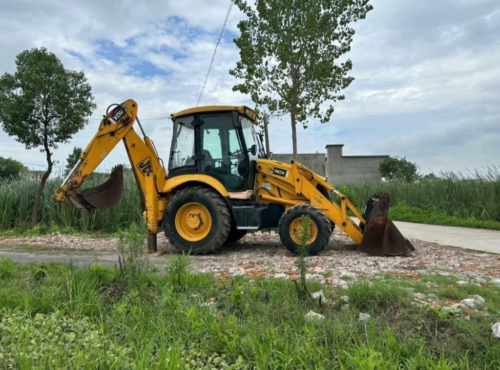 Backhoe loader- Photo 2