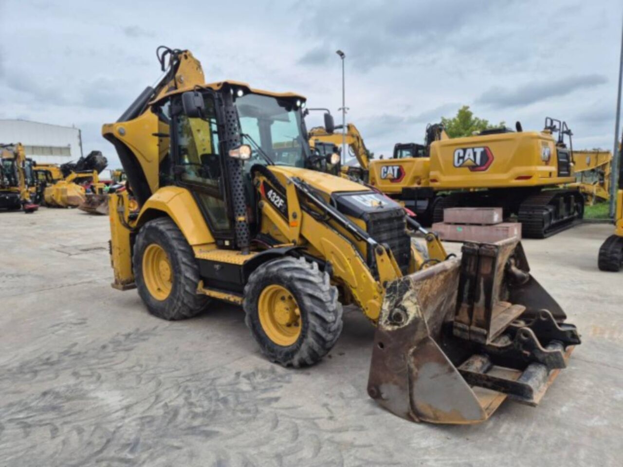 Backhoe loader CAT 432F2- Photo 2