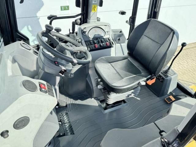 Baggerlader 2025 Caterpillar CAT424 4WD BACKHOE LOADERS, Hammer Lines / Airco / Side Shift 2025 Caterpillar CAT424 4WD BACKHOE LOADERS, Hammer Lines / Airco / Side Shift- Photo 5