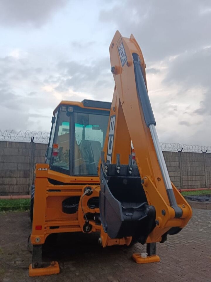 Graaflaadmachine New JCB 3DX backhoe loader- Photo 3