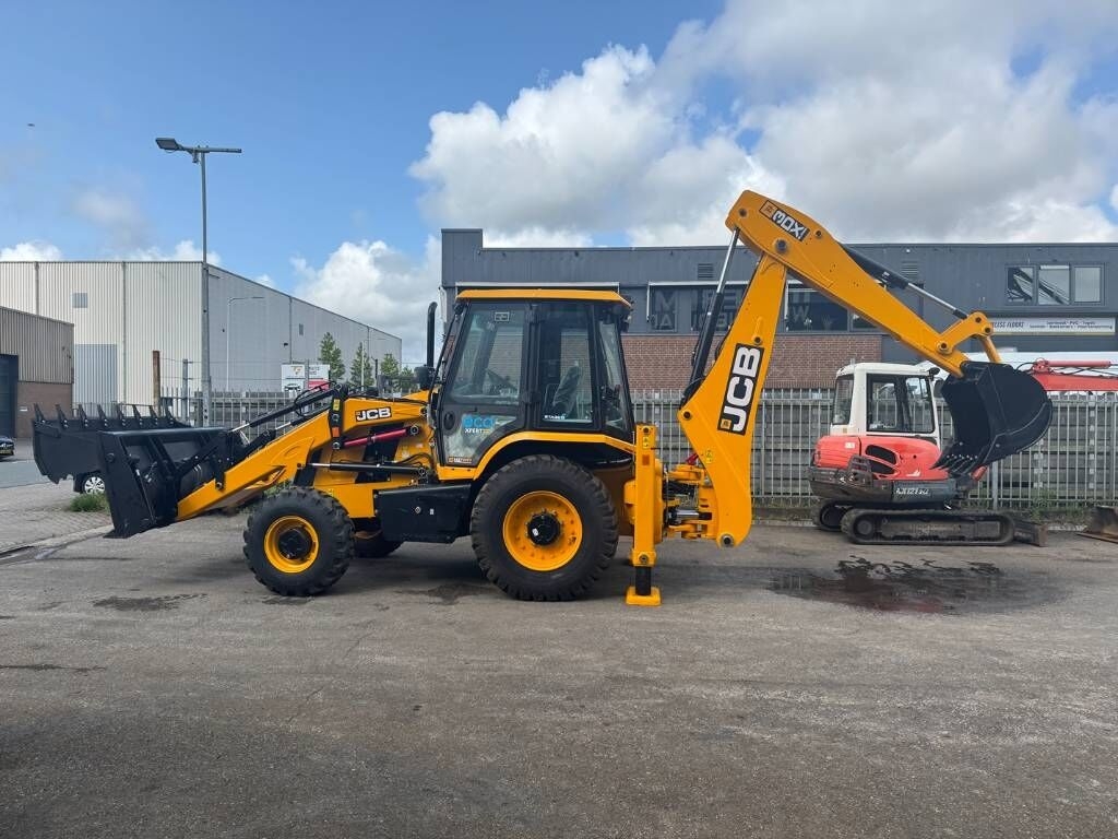Backhoe loader- Photo 2