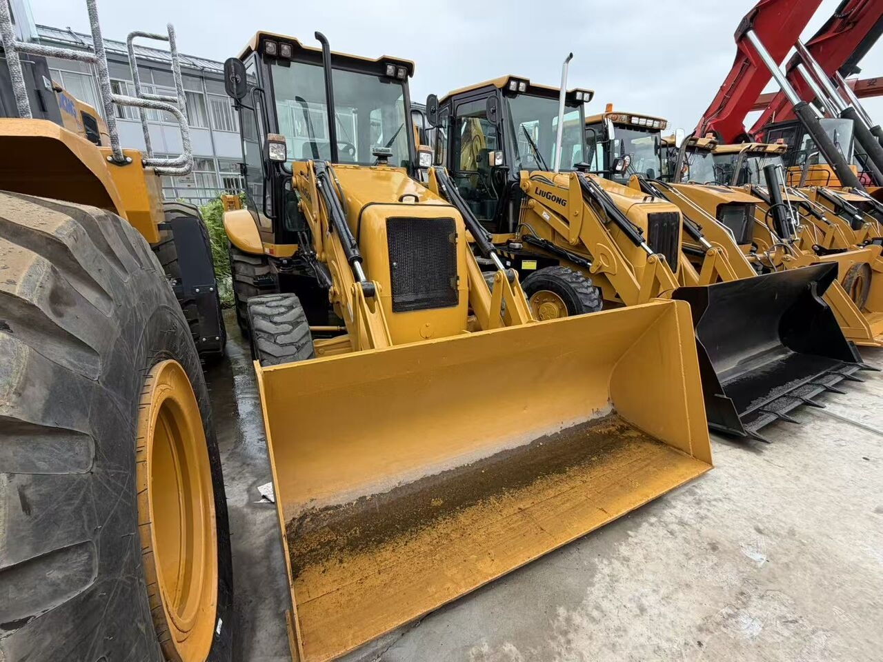 Backhoe loader LIUGONG 777A- Photo 2