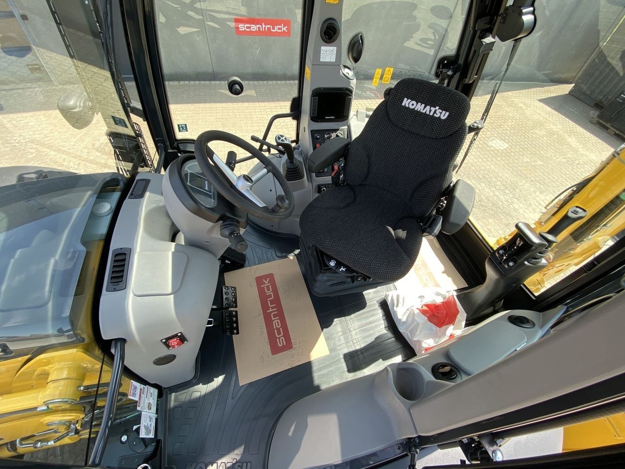 Backhoe loader Komatsu WB97S-8E0- Photo 3
