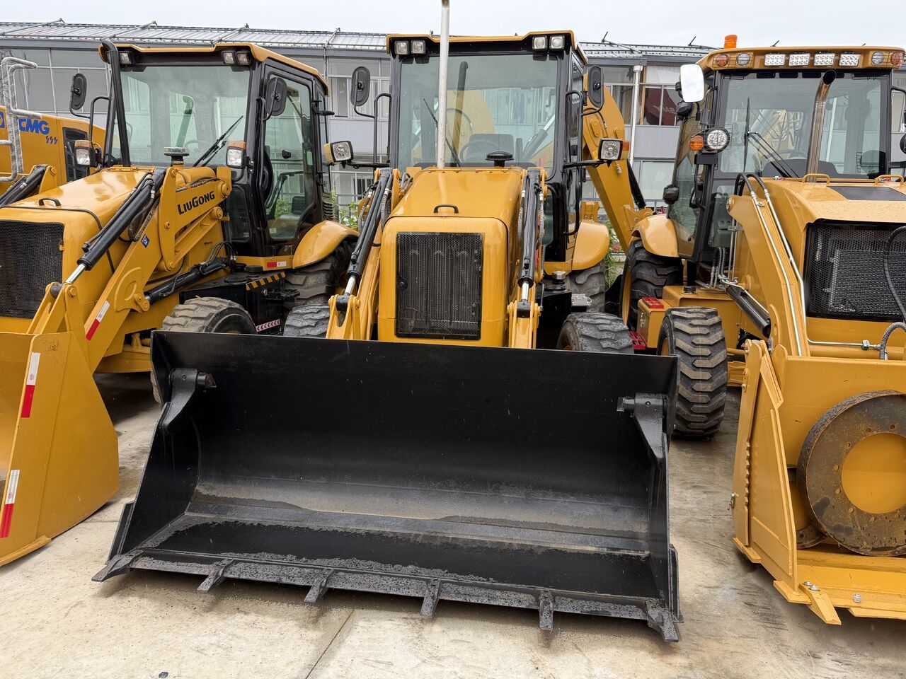 Backhoe loader LIUGONG 777A- Photo 3
