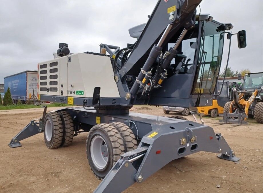 Koparko-ładowarka TWH 220 backhoe loader TWH 220 backhoe loader- Photo 3