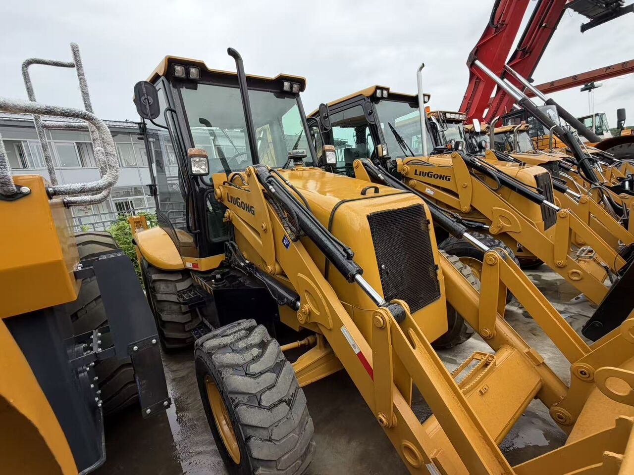 Backhoe loader LIUGONG 777A- Photo 4