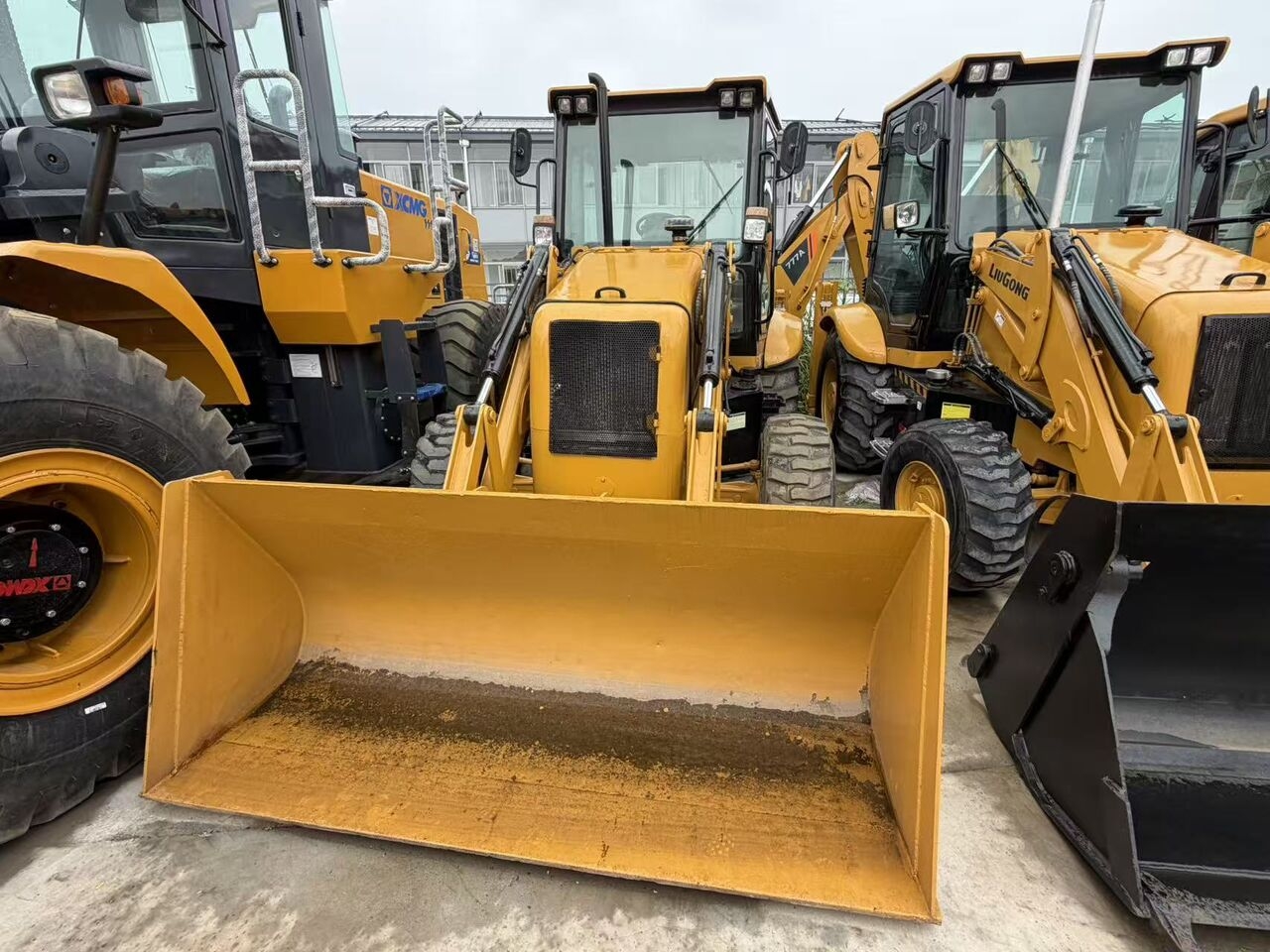 Backhoe loader LIUGONG 777A- Photo 5